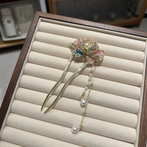 Détail de l'épingle à cheveux pivoine en émail rose avec perles et glands dorés