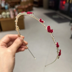 Eleganter goldener Haarreif mit roten Samtherzen und glänzenden Strasskristallen