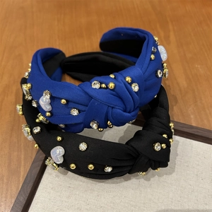 Détails des bandeaux en tissu bleu et noir avec décor de cœur et strass brillants
