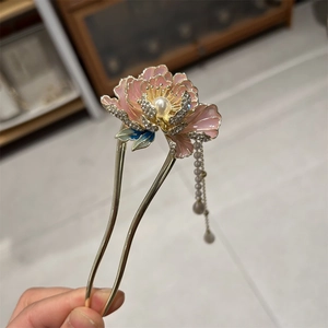 Détail d'épingle à cheveux pivoine en émail rose avec pompon perle et strass brillants