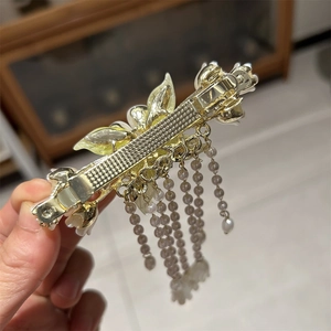 Eleganter Maiglöckchen-Haarclip mit Perlenquasten und goldenen Blütenblättern