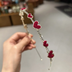 Eleganter Haarreif aus Silberlegierung mit Strasssteinen und roten Samtherzen Dekore