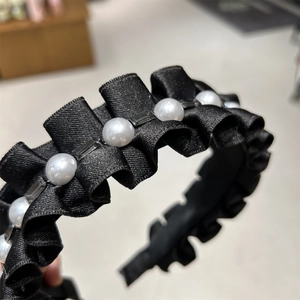 Serre-tête plissé en satin noir avec perles blanches et cristaux étincelants de luxe