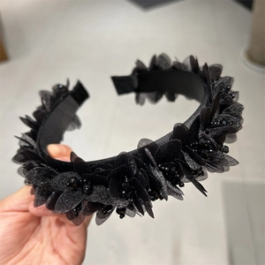 Handgefertigter schwarzer Kristall-Blumenhaarreif mit 3D-Netzblüten und Perlenverzierung