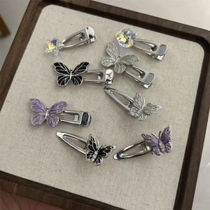Detailliertes Set aus acht Haarspangen mit bunten Schmetterlings- und Herz-Strass-Designs