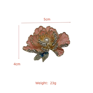 Détail de la broche fleur de pivoine rose avec perle blanche et accents de strass