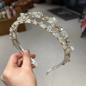 Elegante cerchietto a doppio strato in raso bianco con cristalli e perline dorate