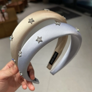 Dettagli di cerchietti in raso fatti a mano con strass a stella in blu e beige