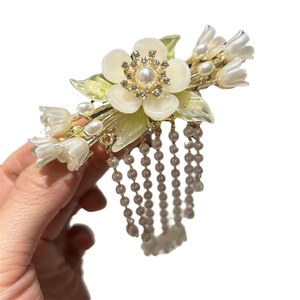 Eleganter Maiglöckchen-Haarclip mit weißen Blüten und Perlen-Quasten für Hanfu-Stil