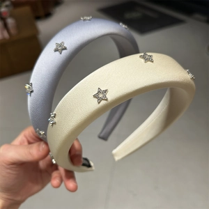 Cerchietto in raso imbottito con stelle di strass scintillanti in blu e crema
