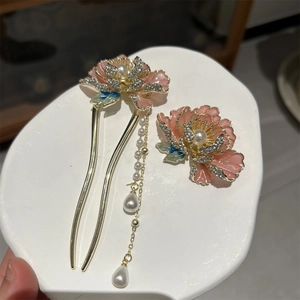 Détail d'épingle à cheveux pivoine rose avec pompons en perles et pince à fleurs