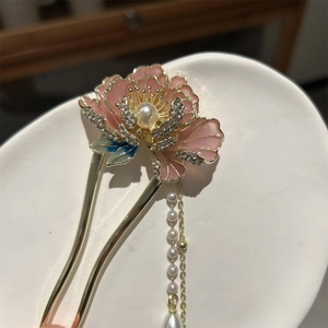 Détail de l'épingle à cheveux pivoine en émail rose avec pompon en perles dorées