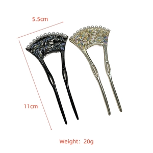 Détail des épingles à cheveux en métal en forme de U avec design éventail et perles