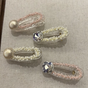 Set di fermagli per capelli con perle e strass su base in acrilico con perline