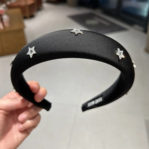 Cerchietto imbottito in raso nero fatto a mano con stelle di strass scintillanti per donna
