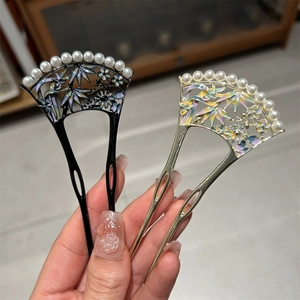 Détail d'épingles à cheveux vintage peintes à la main avec perles et motifs bambou