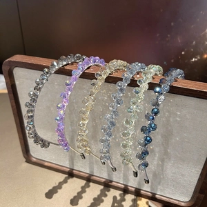 Détail montrant plusieurs couleurs de serre-têtes élégants en perles de cristal