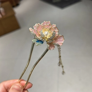 Détail d'épingle à cheveux pivoine rose en émail avec perle et glands dorés pendants