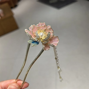 Détail du pic à cheveux pivoine avec pétales en émail rose, perles et pompon doré