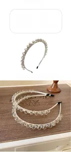 Detailansicht des eleganten Silber-Kristall-Haarreifens mit 13,5 cm Durchmesser und Strass