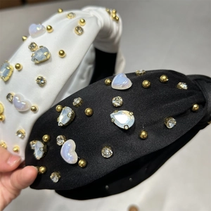 Détails de serre-têtes en tissu avec strass bleus en forme de cœur et perles élégantes