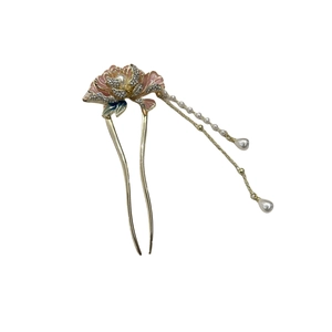 Épingle à cheveux fleur rose avec glands en perles et strass sur fond blanc épuré