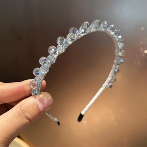 Gros plan d'un serre-tête élégant orné de perles en cristal de verre étincelantes