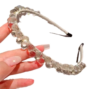 Eleganter Kristall-Haarreif für Damen mit weiß und rot facettierten Strasssteinen in der Hand