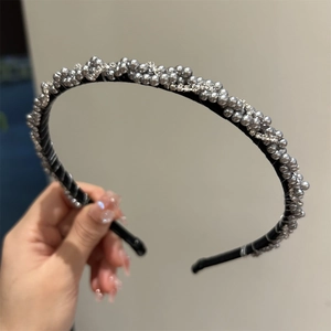 Détail de serre-tête tressé fait main orné de perles argentées et de strass étincelants