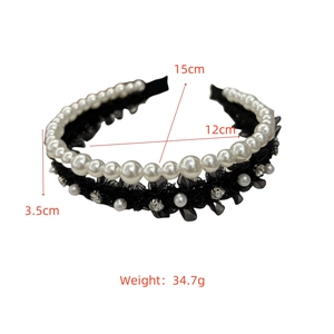 Détail d'un serre-tête double couche avec perles blanches, dentelle et cristaux brillants