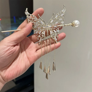 Elegante bastoncino per capelli a farfalla dorata con nappe in zircone e perla