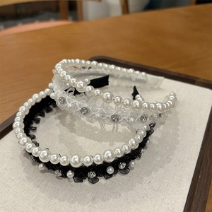Gros plan détaillé des serre-têtes en dentelle avec perles et strass scintillants