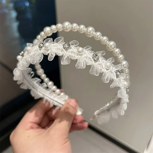 Détail de serre-tête double en perles blanches et dentelle avec strass pour femmes