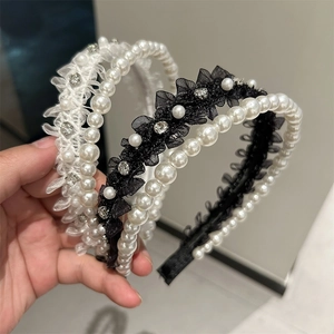 Détail de serre-têtes en dentelle avec perles, strass et motifs floraux délicats
