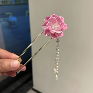Détail d'épingle à cheveux fleur rose avec glands en perles blanches et clip doré en U