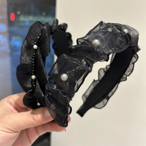 Cerchietto intrecciato in rete nera con eleganti perline e dettagli in finta perla