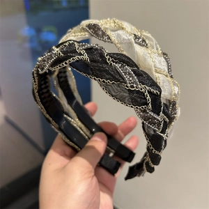 Dettaglio di cerchietti intrecciati in rete con decoro glitter e bordo in catena metallica