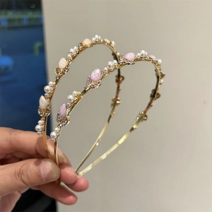 Elegante cerchietto dorato con perle bianche e cristalli di tulipano rosa chic