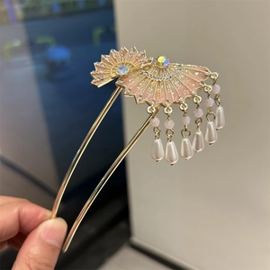 Detail der fächerförmigen Haarnadel mit rosa Emaille, Strass und hängenden Perlenquasten