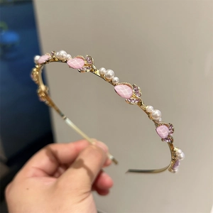 Elegante cerchietto dorato con tulipani in occhio di gatto rosa e perle bianche