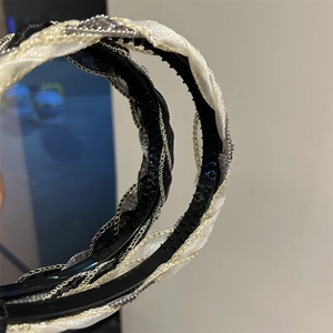 Dettaglio del cerchietto coreano con tulle bianco a pieghe, catena dorata e denti antiscivolo