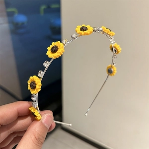 Vue détaillée du serre-tête tournesol avec pétales en résine jaune et strass étincelants