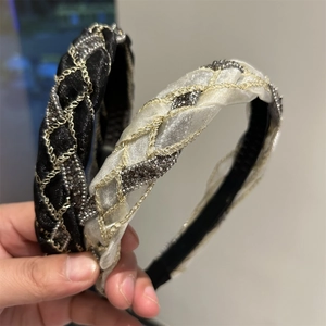 Dettaglio del cerchietto intrecciato con perle luccicanti e dentini interni antiscivolo
