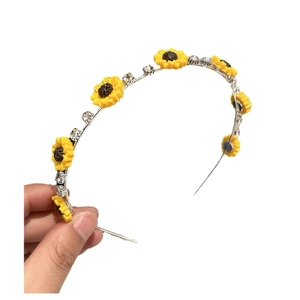 Serre-tête tournesol argenté avec fleurs en résine jaune et strass brillants élégants