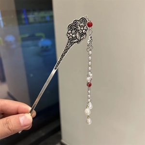 Classic silver metal hair stick with floral carving and white pearl tassel for hanfu