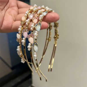 Dettaglio del cerchietto tulipano con pietre rosa, perle e foglie dorate in set da 4