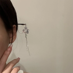 Elegant silver butterfly hair pin with pearl tassel for modern Chinese style hair styling