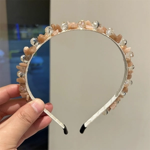 Cerchietto fatto a mano con cristalli e pietre beige su nastro di raso elegante