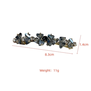 Dettaglio che mostra la lunghezza di 8,3 cm e il peso di 11 g del fermaglio in cristallo