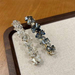 Set di due fermagli per capelli con cristalli bianco e blu scuro su vassoio in legno